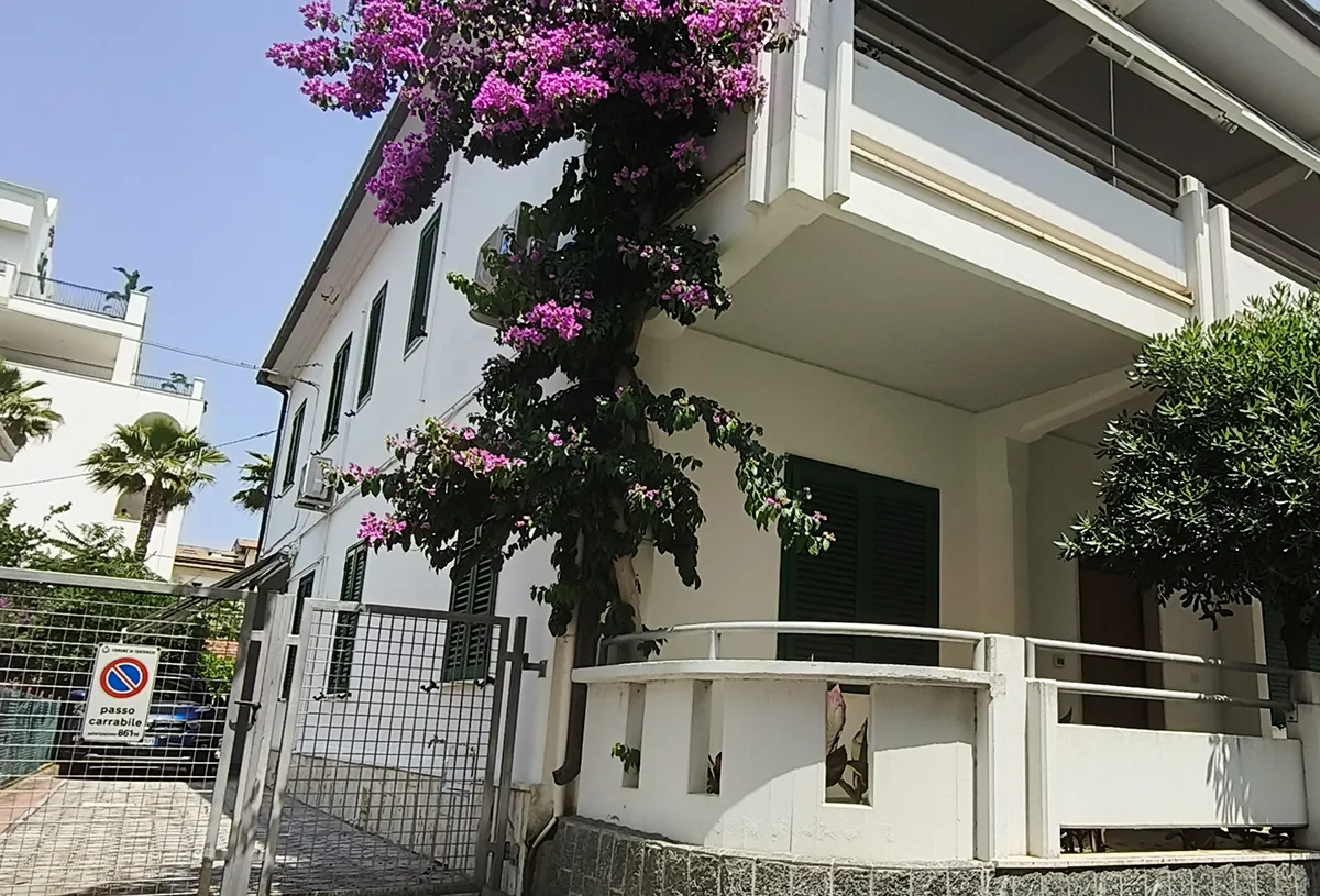 esterno-casa-parcheggio